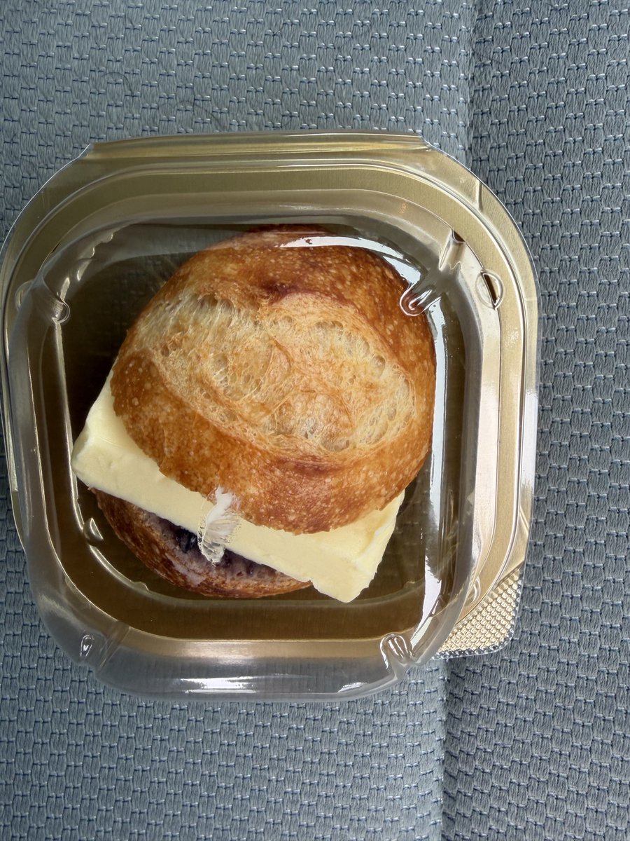 一昨日のzipで水卜アナが食べてた『あんバターサンド』をゲットしたー。
明日の朝、奥様の胃袋の予定w