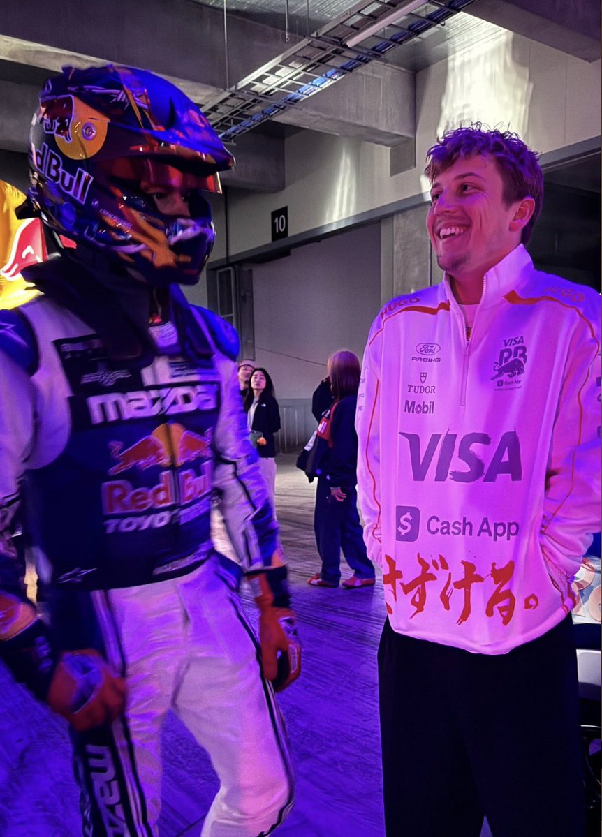 bee³⁰ tweet media