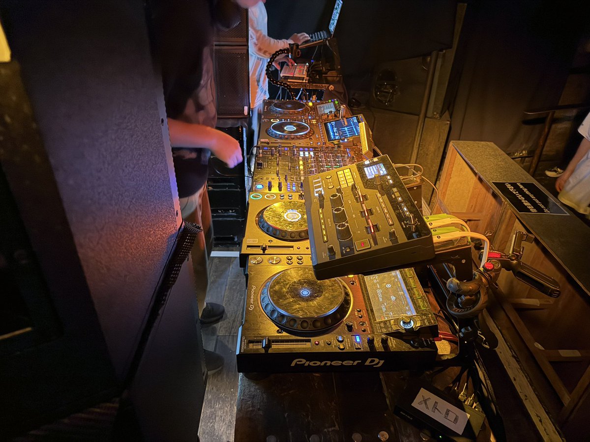 今日のブースすごいことになってるから見て CDJ-3000X x 2 + CDJ 