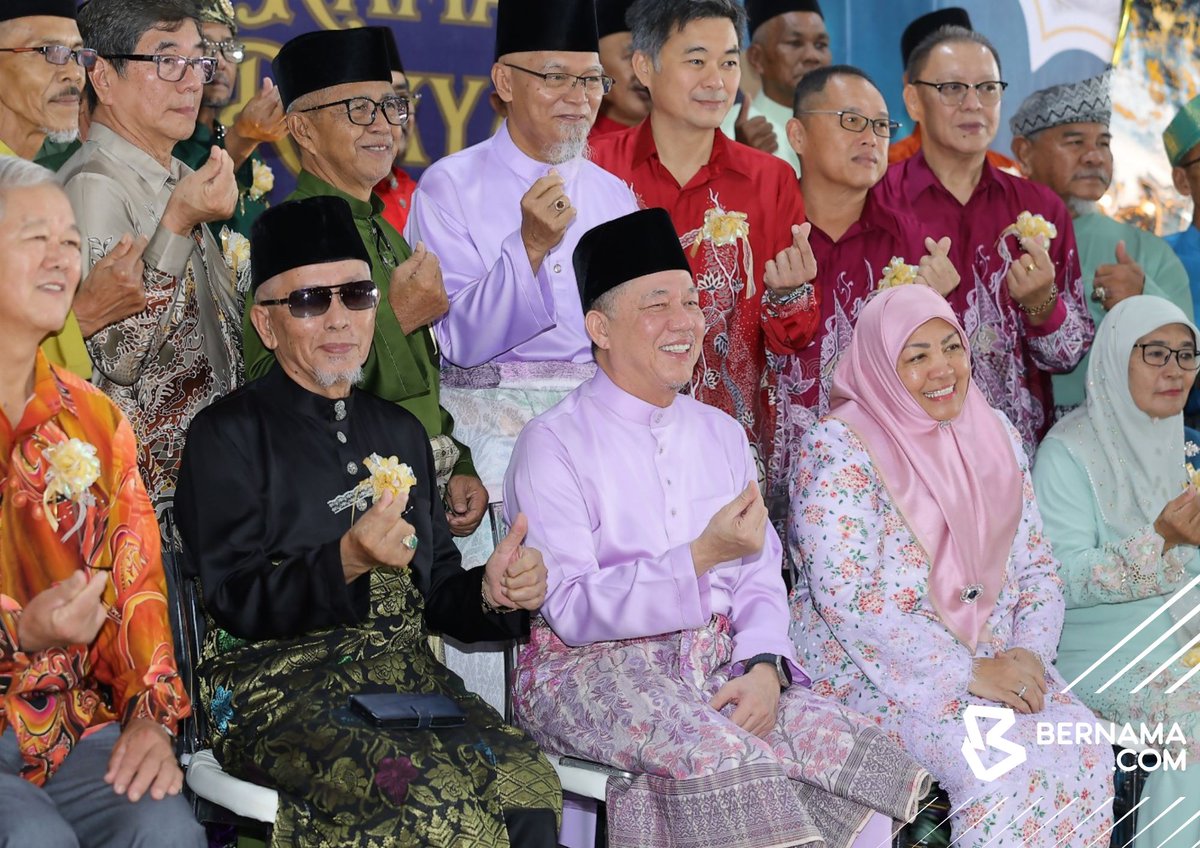 bernamadotcom's tweet image. #Kuching #Sarawak  Timbalan Perdana Menteri Datuk Amar Fadillah Yusof bersalaman dengan para tetamu pada Majlis Ramah Mesra Rakyat anjuran Gabungan Penghulu dan Ketua Masyarakat Petra Jaya, hari ini.

📸Rushdan Manan | BERNAMA 

#BernamaNews