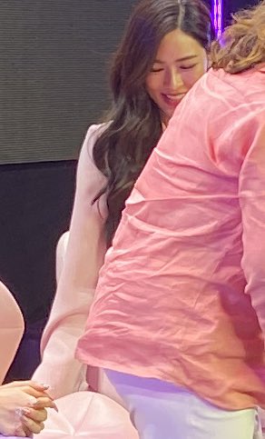 งานแฟนมีทแรกเป็นเหตุการณ์ที่ทำให้แม้แต่คนที่ไม่ใช่แฟนคลับยังกลายมาเป็นแฟนคลับได้เลย คือตอนได้ถ่ายรูป 2 1 ตั้งแต่แล้วเก้าอี้มันเป็น stool สูงมันดูลำบากสำหรับคนตัวเล็ก พี่หลิงบอก นั่งได้ไหมคะเดี๋ยวหลิงจับให้ แล้วเค้าก็จับให้มันมั่นคงให้คนตัวเล็กขึ้นนั่งได้ถนัด