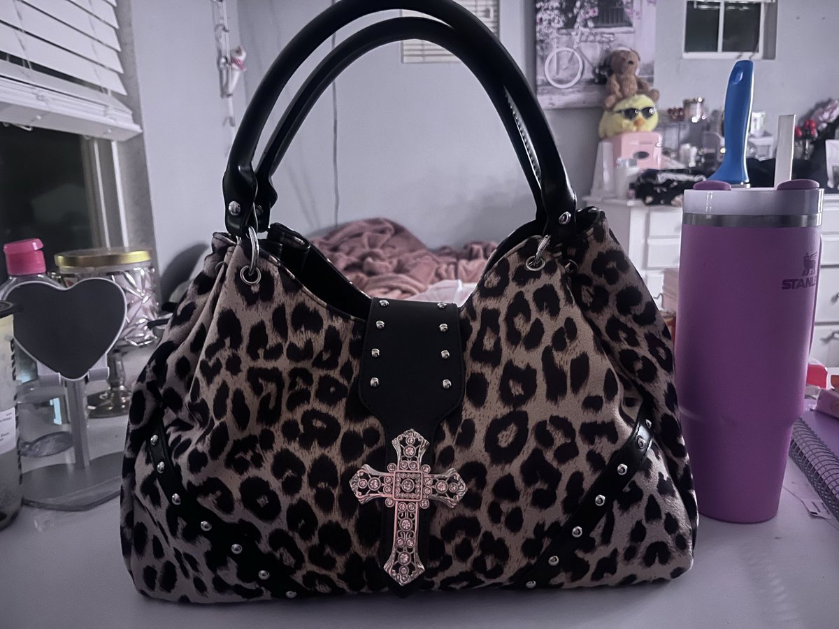 Roach 🎀 tweet media