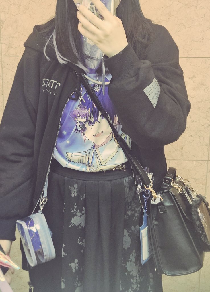 AyameMtor's tweet photo. @__39Pyon 今丁度到着しました
目印ございますか？
こちら荷物持ってるので分かりづらいですがこの格好しております https://t.co/rQJrjOI3XE