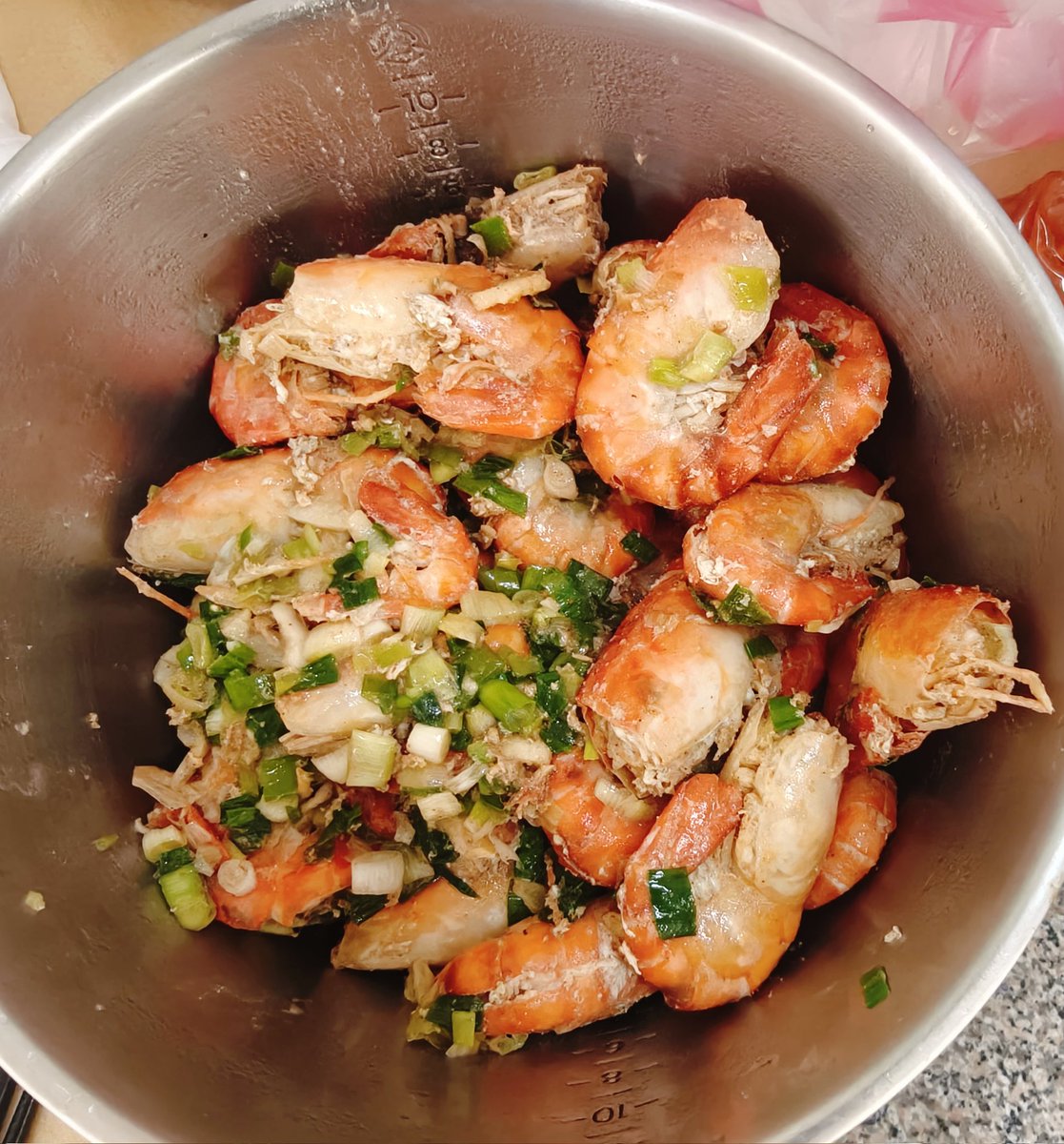 這是...心想事成嗎？
昨晚看到水泥發文~
心想著好想吃蝦料理啊~
起床就看到桌上出現一鍋蝦...🦐🦐🦐
哇！許願都沒這麼靈~🤤