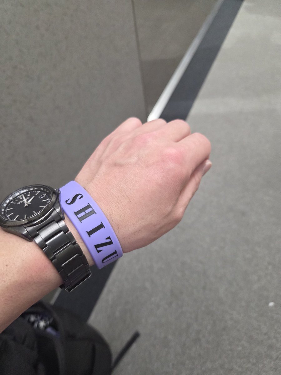 KaitouS_'s tweet photo. こちら（階段踊り場）で対応いたします！
紫のパーカー、リスバンが目印です。
お声がけ下さい🙇‍♂️ https://t.co/j3Gn7O91Qe