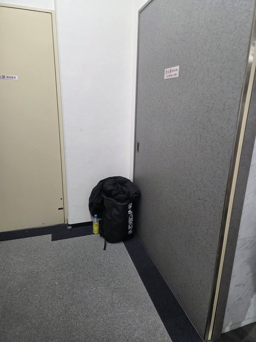 KaitouS_'s tweet photo. こちら（階段踊り場）で対応いたします！
紫のパーカー、リスバンが目印です。
お声がけ下さい🙇‍♂️ https://t.co/j3Gn7O91Qe