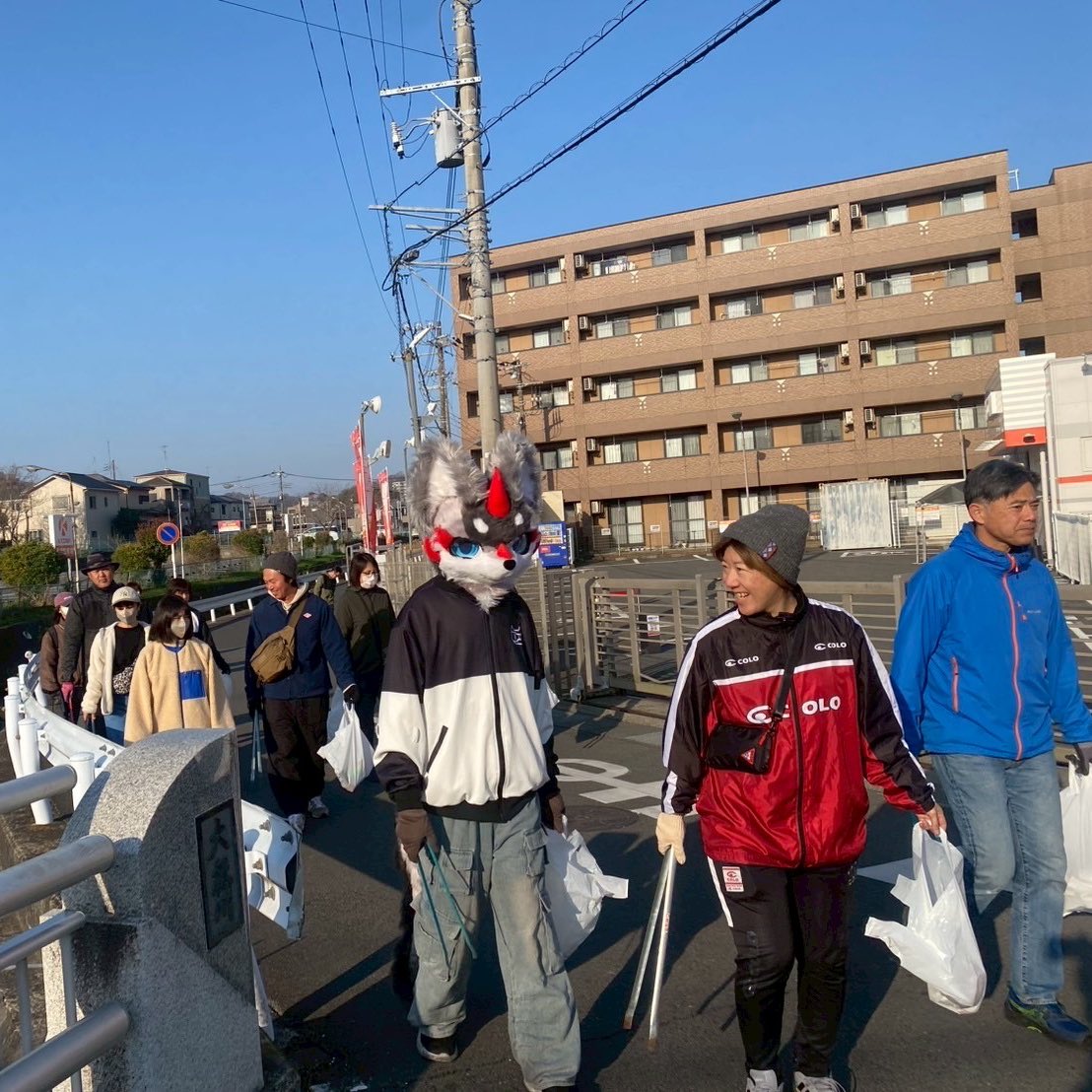 osouzitai's tweet photo. はだのおそうじたい「東海大学前の陣」皆さまお疲れ様でございました♪残念ながら桜はまだみれませんでしたが、快晴の中楽しくおそうじできました。次回のはだのおそうじたいは、4月26日朝7時「秦野駅の陣」です！#はだのおそうじたい #ひろってごらんはじまるよ https://t.co/SEIFtz69Pt