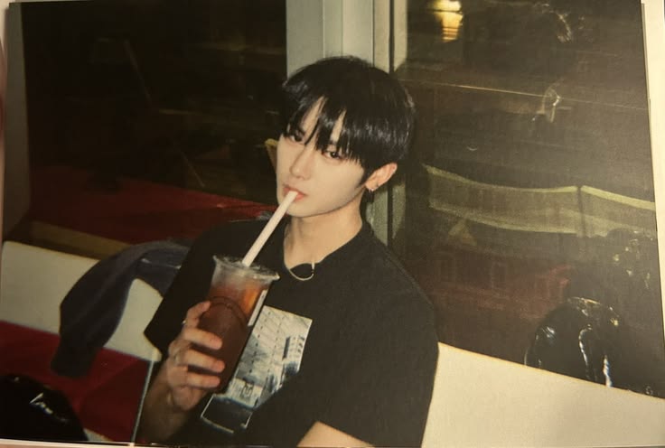 ald1ary's tweet image. #haoseo ft. #geonjia prompt au;

wherein juan staged a peaceful divorce and pushed jia into the arms of his best friend, gio. as a final act of love to hide his terminal illness from their little family.