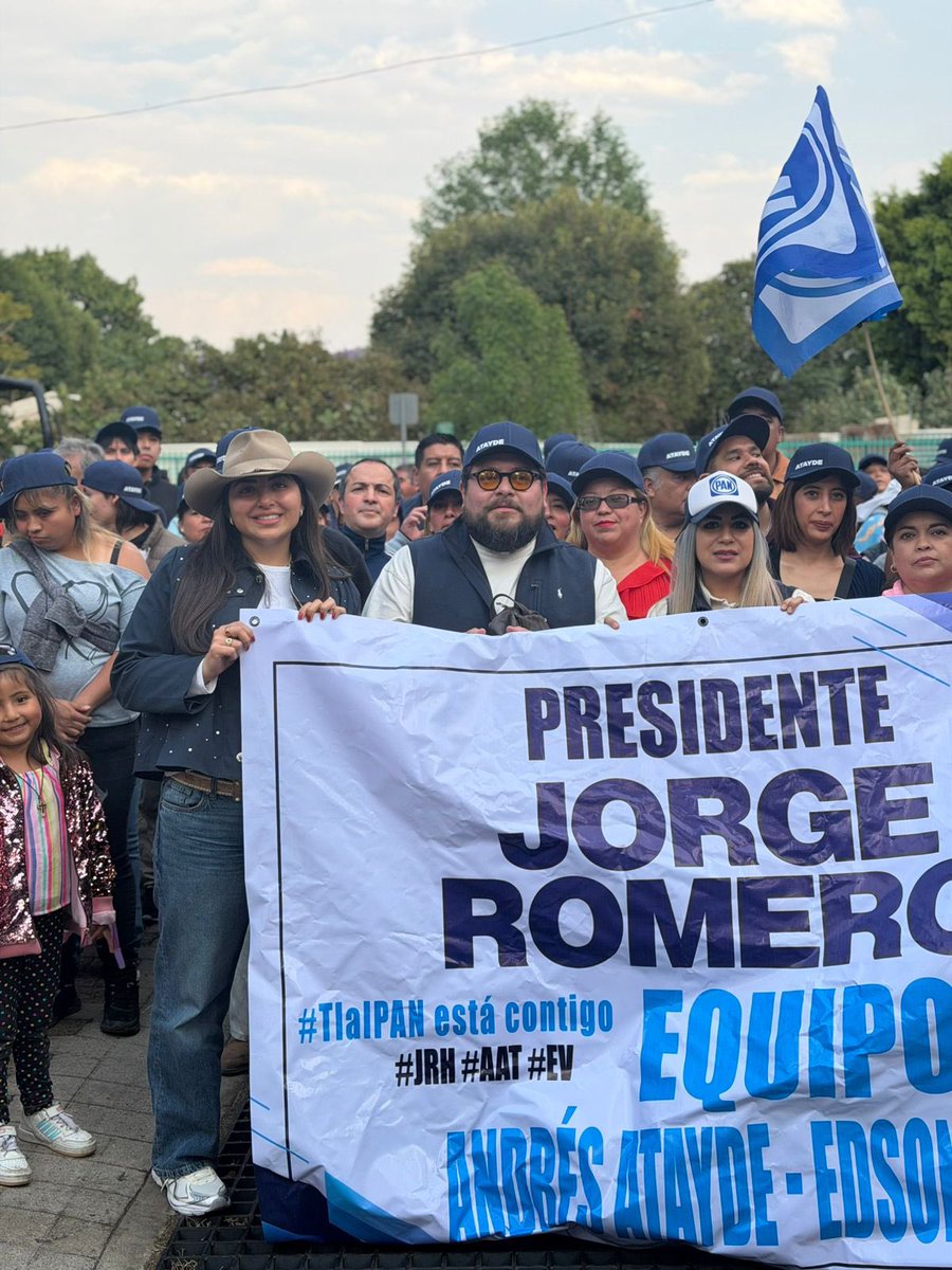 EdsonVARE's tweet photo. Por nuestra Patria, por nuestras familias y por la libertad! @AccionNacional está más vivo que nunca!!! 💙

Familia #TlalPAN acompañando a nuestro líder y Presidente Nacional @JorgeRoHe y a mi querido hermano y Coordinador del GPPAN @AAtaydeR | El mejor equipo #JRH #AAT #EV 💙✅ https://t.co/noMMlUlvMv