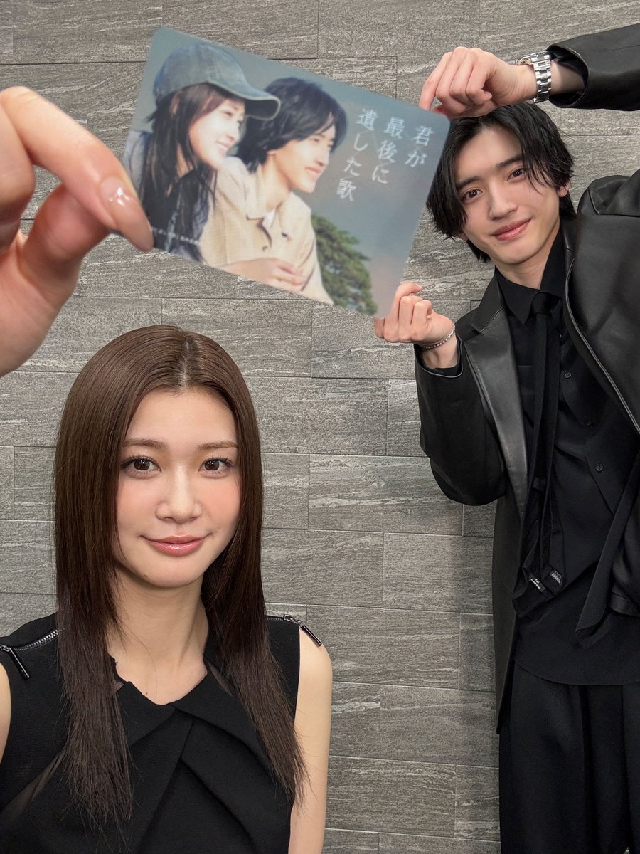 kimiutamovie's tweet photo. ✩˖°
#映画君歌 入場者プレゼント
配布は本日3/22(日)まで！✩

いよいろ試行錯誤しながら…
撮影してみた入場者プレゼント写真を
お届けします📸˖°

⟡クリアカード【私たちが最後に遺した歌】
まだの方はぜひ劇場へ.·
※劇場により数に限りがございます。無くなり次第終了となりますので予めご了承ください。

#君が最後に遺した歌
#道枝駿佑 #生見愛瑠
