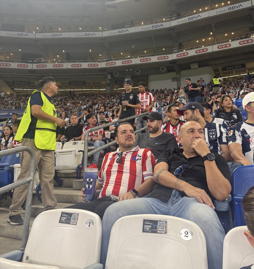lililopezloera's tweet photo. Me dueles @Rayados  HOY mi estadio fue chiva, esta mala directiva tratando mejor al contrario, no nos dejaba entrar con banderas pero a Chivas Si. Jugamos mal. Fuera @TatoNoriegaESPN  Fuera @FilizolaM  hoy nos salimos por vergüenza https://t.co/asvHlznD45