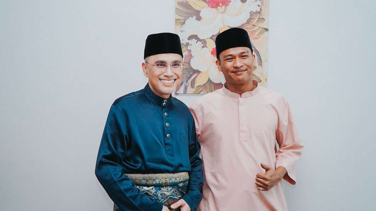 MohdShukriYajid's tweet photo. A pleasure to visit and welcome a newborn Syawal baby, celebrating new life and joy. Congratulations to Erra Ezzatie binti Mat Salleh and Ahmad Fitri Hadi bin Ahmad Rozainee on this beautiful blessing. Wishing the family health, love, and happiness ahead. @msumcmalaysia https://t.co/0CqPfdBv1z
