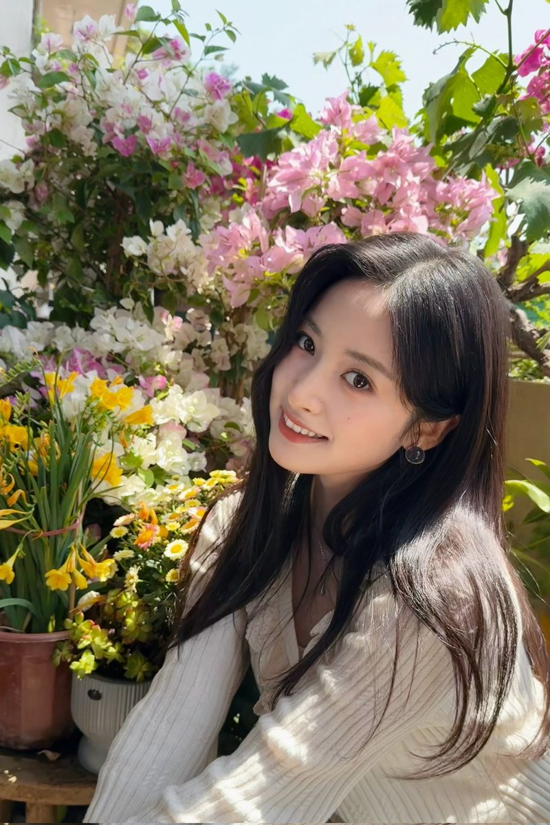 xingfulikes's tweet photo. 수상할 정도로 자연이 잘 어울리는 심교생 아니 심 교사 👩‍🏫 https://t.co/emxzzTYS4F