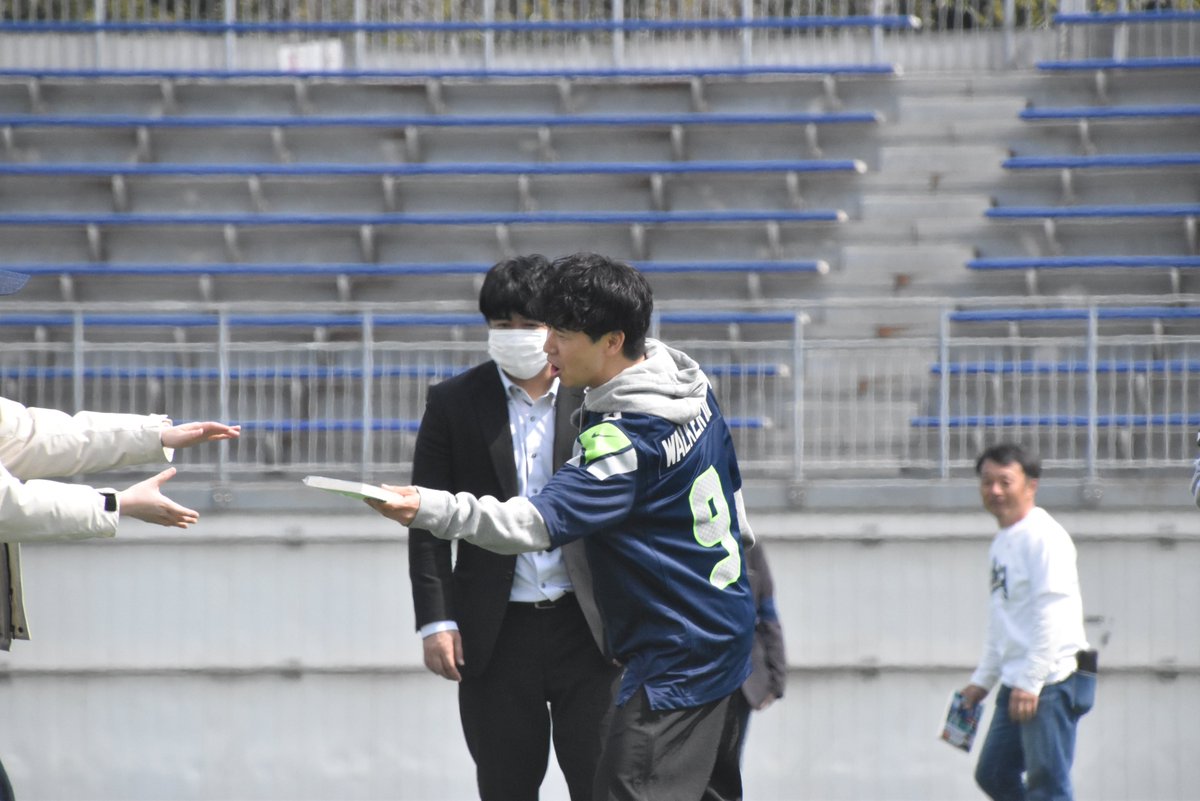 oricon's tweet photo. 若林正恭、初小説『青天』サイン本“ハンドオフ”お渡し会　200人と交流「ナイスラン！」
https://t.co/puNxAG3aCA

#青天 https://t.co/H5NHwTgkXN