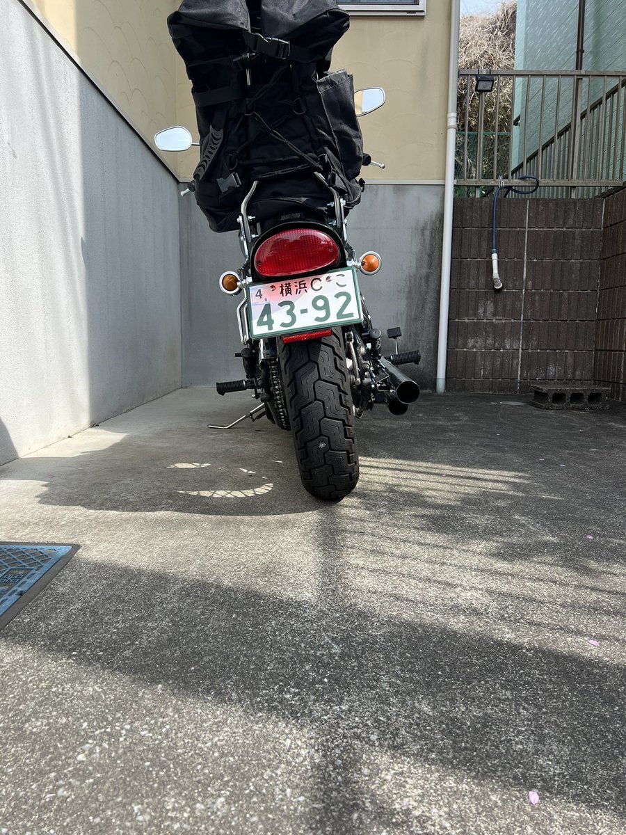 本日はお庭でサイドスタンド交換
ローダウン用のショートをつけてたんだけど倒れ過ぎが気になってて純正戻し。
今度は直立しすぎ？笑

※バネの下が濡れてるのは556をぶっかけたからですw