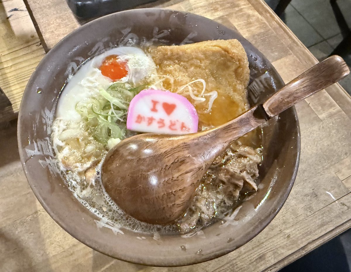 Komark_07150's tweet photo. 俺は関西、いや特に大阪が嫌いだ。
 飯は安くて美味いは当たり前？
しょっぱげな店でも油断できない
誰への挑戦？もはや暴力？
まったく酷い目にあった

人もまた厄介、
初対面から距離ゼロで笑わせにくる、
気づきゃこっちまで陽気にされて ようやく身につけた“静かな都会人ムーブ”
全部吹き飛ぶわ

こんなヤバい街、こっちから見限ったるわ あばよ！大阪！
 ……いや、どうせまた来るんやけどな
悔しいわホンマ