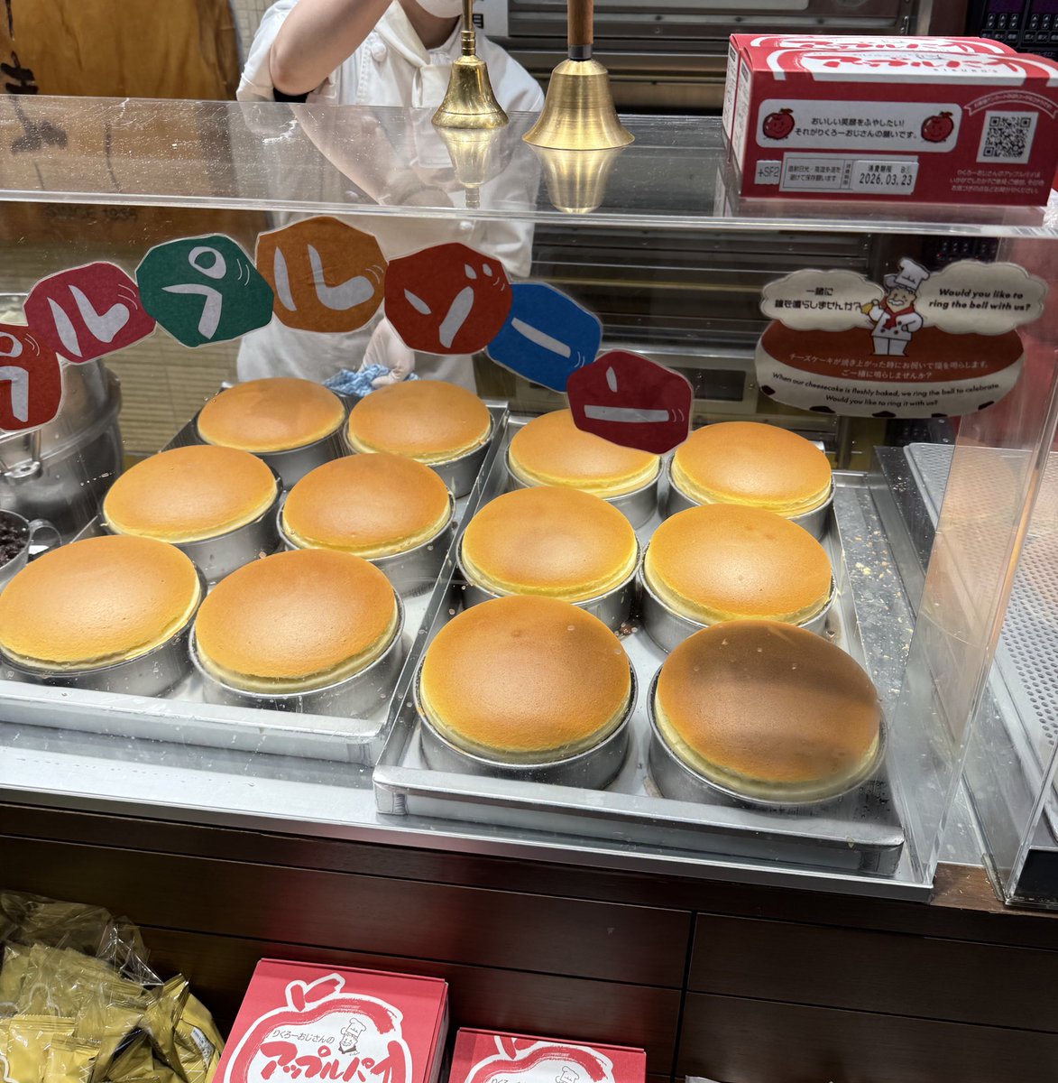 Komark_07150's tweet photo. 俺は関西、いや特に大阪が嫌いだ。
 飯は安くて美味いは当たり前？
しょっぱげな店でも油断できない
誰への挑戦？もはや暴力？
まったく酷い目にあった

人もまた厄介、
初対面から距離ゼロで笑わせにくる、
気づきゃこっちまで陽気にされて ようやく身につけた“静かな都会人ムーブ”
全部吹き飛ぶわ

こんなヤバい街、こっちから見限ったるわ あばよ！大阪！
 ……いや、どうせまた来るんやけどな
悔しいわホンマ