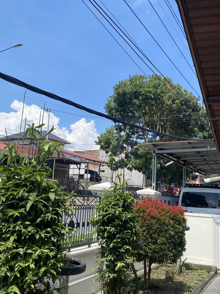 cowlicks_js's tweet photo. Halo @pln_123, tolong atensinya buat kabel menjuntai di Jl. Bukittinggi-Payakumbuh, dekat Puskesmas Baso. Udah 5 tahun lho ini dibiarkan, sangat membahayakan warga. Berkali-kali telepon CS cuma jawab 'iya'. Tolong segera dieksekusi ya! https://t.co/xmLT4GTQla