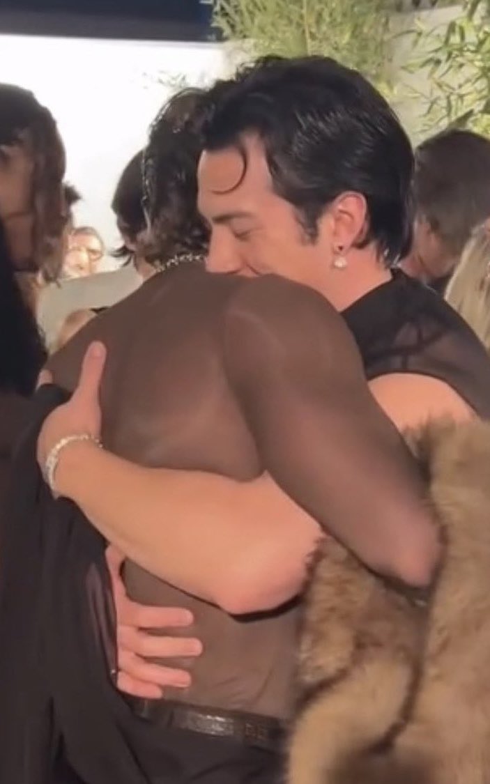 Awish921's tweet photo. ‘Maybe it’s intuition, but some things you just don’t question, like in your eyes, I see my future in an instant, and there it goes, I think I found my best friend. I know that it might sound more than a little crazy, but i believe, I knew I loved you before I met you.”
#hudcon https://t.co/dMUA8098Jt