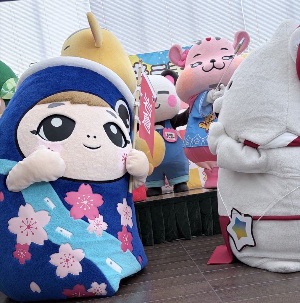 taki_h's tweet photo. アピタンのお誕生会にさかいさんだーが来ると知って会いに行ったよ！初さんだー！
開店前から並んで最前だったけど…さんだーちゃんが…見えない…！
さんだーちゃん……っ！！！（いーわくんもかわいいよ） https://t.co/lxazvh7W7v