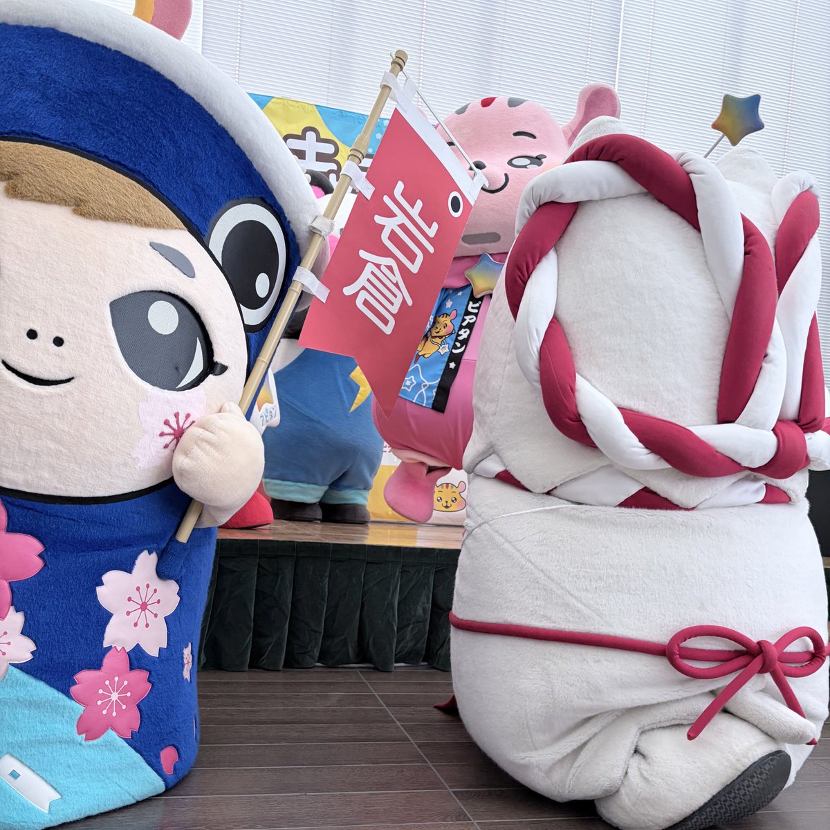 taki_h's tweet photo. アピタンのお誕生会にさかいさんだーが来ると知って会いに行ったよ！初さんだー！
開店前から並んで最前だったけど…さんだーちゃんが…見えない…！
さんだーちゃん……っ！！！（いーわくんもかわいいよ） https://t.co/lxazvh7W7v