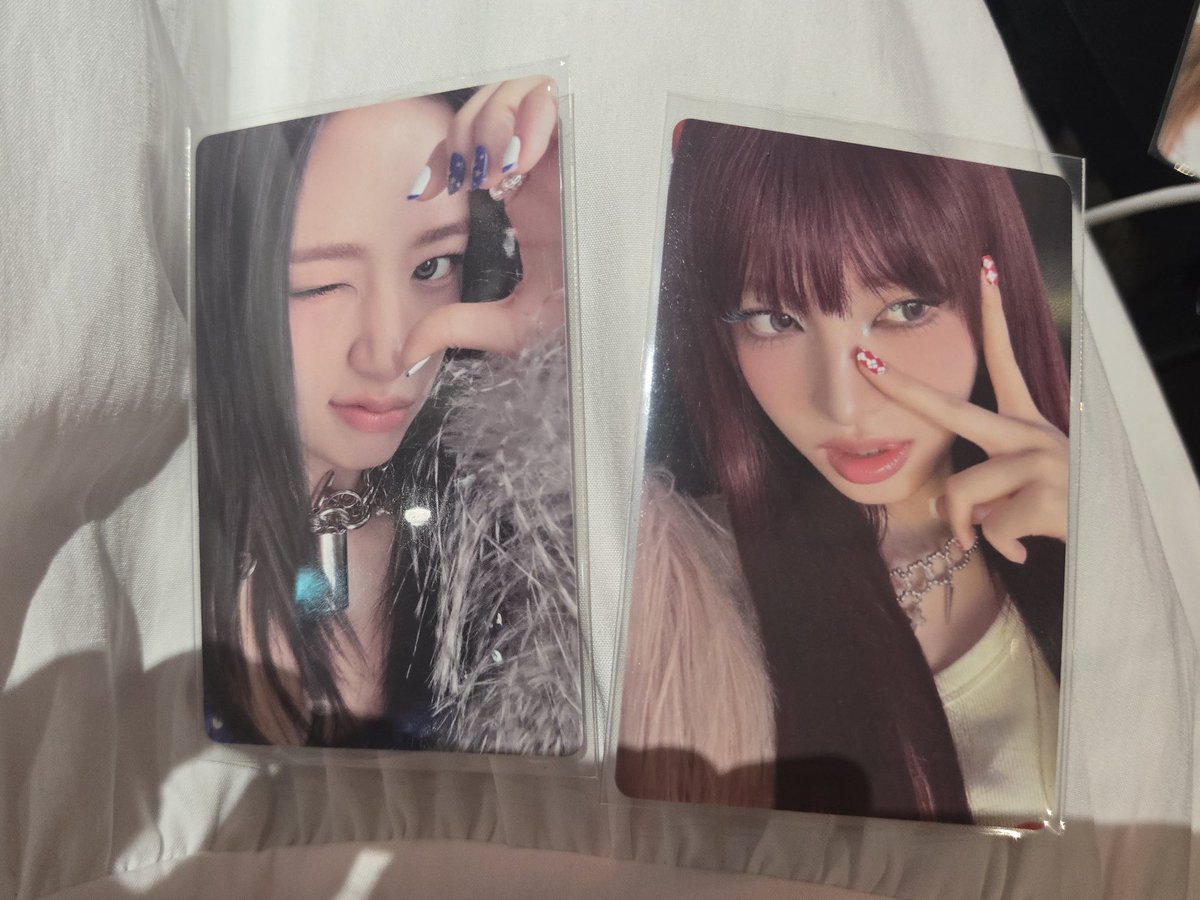 fall_yourlove's tweet photo. 아이브 IVE 팬콘 인스파이어 아레나 포카 현장 교환 구합니다

[랜포팩]
사진 상 포카 > 제복 레이 셀포 다른버젼

[기타]
7만원, 팬던트, 위드뮤 럭드 리즈 > 레이

[앨포]
유진, 리즈 bangers ver. > 버젼 상관없이 레이, 원영, 가을, 이서 앨포 https://t.co/t3gHVdO4BK