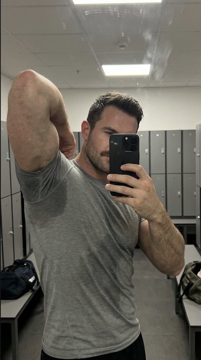 AndreeErrera's tweet photo. I love showing my armpits ❤️🔥😈🍆 https://t.co/7TssdJFneU