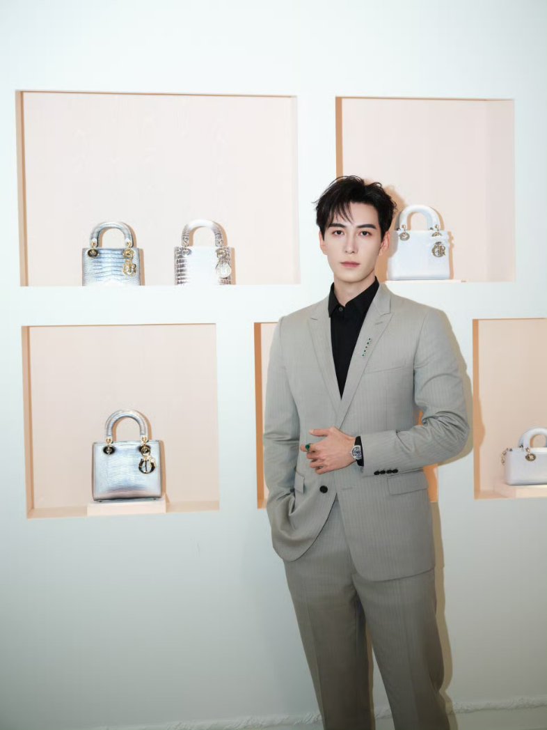 watch Three Body on wetv! #SoehartoBukanPahlawan tweet media