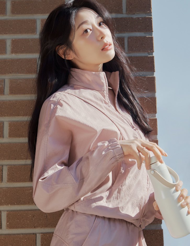 _wooyun's tweet photo. 뉴발란스 Glossy Pink Spring with YUNA #김연아 https://t.co/YA3WbUF3a9
