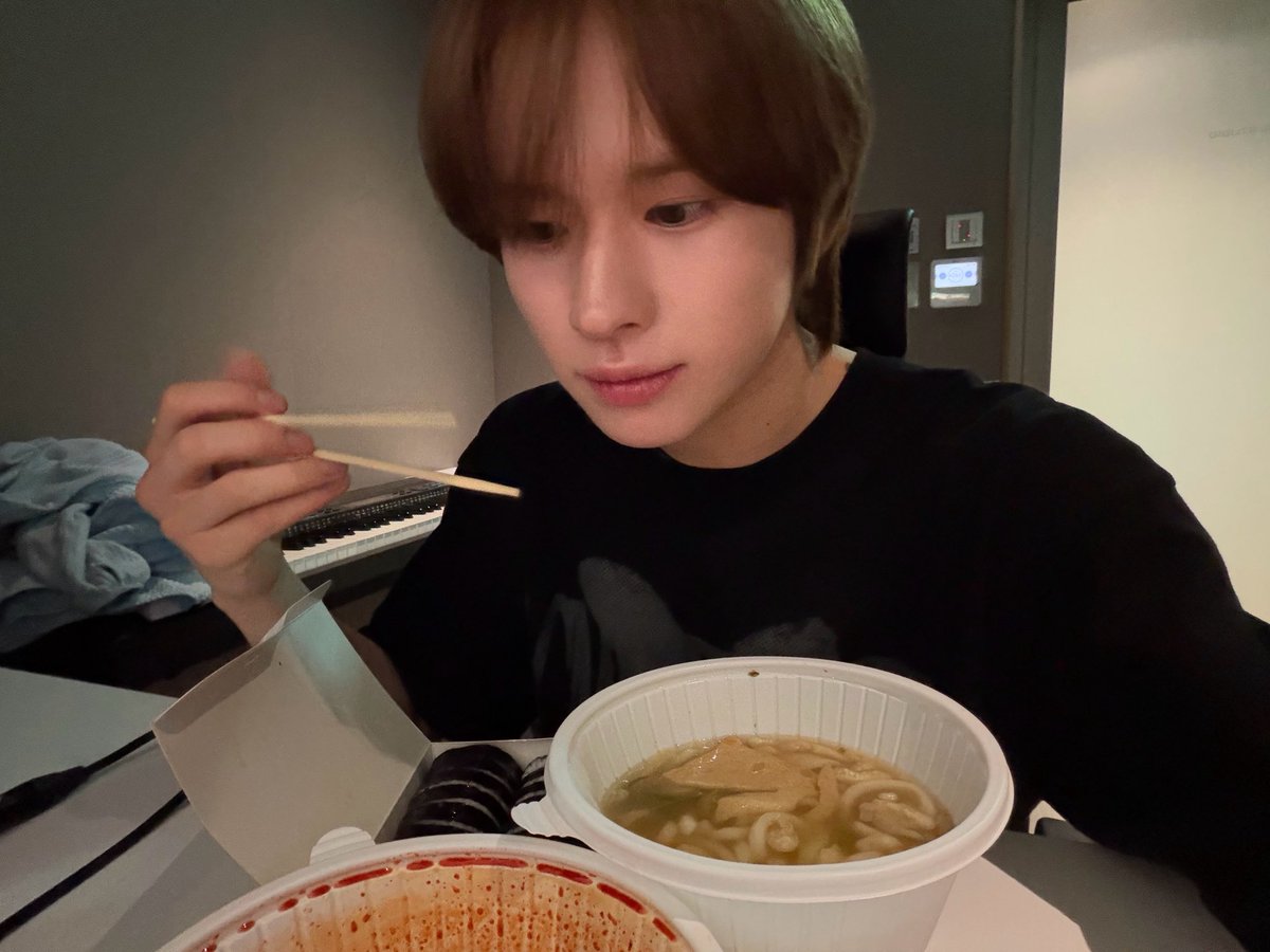 TWSLATION_'s tweet photo. [260322] #KYUNGMIN WV POST

🐹: i’m still hungry…

#경민 #TWS #투어스 @TWS_PLEDIS https://t.co/i3dO8gJbzh