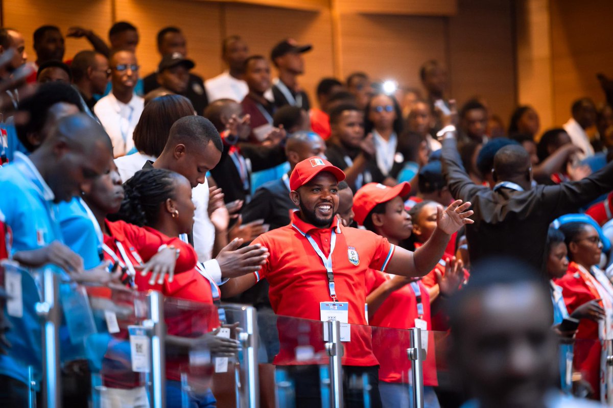 Umuberuka's tweet photo. Urubyiruko rusaga 2000 ruteraniye ku cyicaro gikuru cy’Umuryango FPR Inkotanyi @rpfinkotanyi mu Nama Nkuru ya 6 y’Urugaga rw’Urubyiruko rushamikiye ku Muryango #FPRInkotanyi. Urubyiruko rushamikiye kumuryango FPR Inkotanyi. @GakenkeDistrict @RwandaNorth Bahasesekaye https://t.co/bwLvjeX9Et