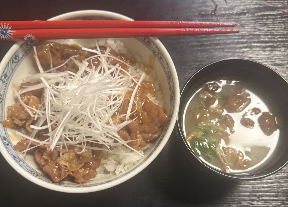 今日の賄いは
豚丼で白髪ネギをたっぷりと
赤いお箸は能登地震の時
朝市で焼け残った物を
頂きました