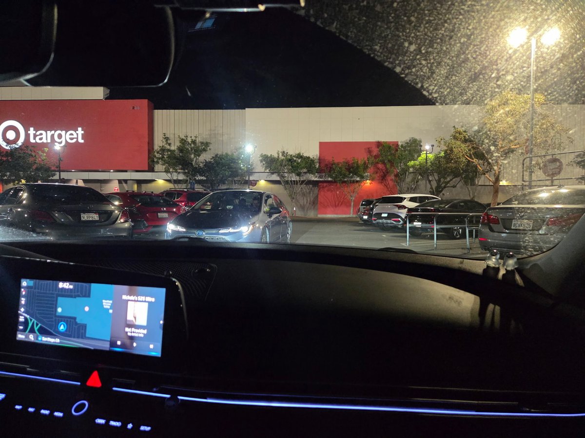 Directordreamer's tweet photo. @lyft You’re driver was so kind to go down a ONE WAY in a parking lot the WRONG way. Didn’t bother to retrace their steps and just sat there. When finally passing them they politely cursed and gave the #1 middle finger gesture. Real classy!  #dobetterlyft #classact https://t.co/kZukVkiEIz