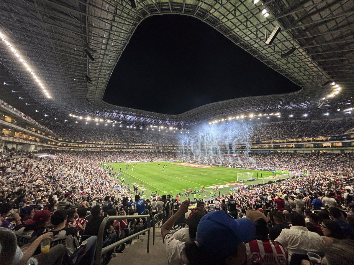 soyel_isra's tweet photo. Sultana rojiblanca… el equipo de las multitudes… que lindo ser de @Chivas https://t.co/kwDMHCMNmU