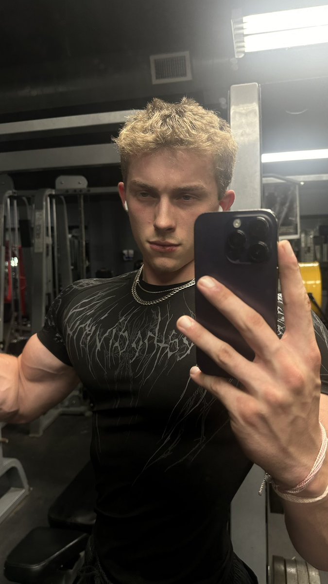 alphaMaverick_'s tweet photo. This body is power, strength, and control. Every muscle built to remind you of your place beneath me. Worship the perfection you’ll never have. 💪👑 #AlphaEnergy #ObeyStrength #MasterBody https://t.co/7XOucBjI03