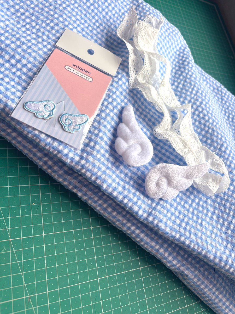 推しの生誕祭で初めましてする娘。メンカラである水色の可愛いお洋服がない🥺ってことでこれから作る😂チケ発からイベまでが10日しかなくてGRLで注文しても間に合わないからがんばるよ！かわいいお洋服できるかな️🩵