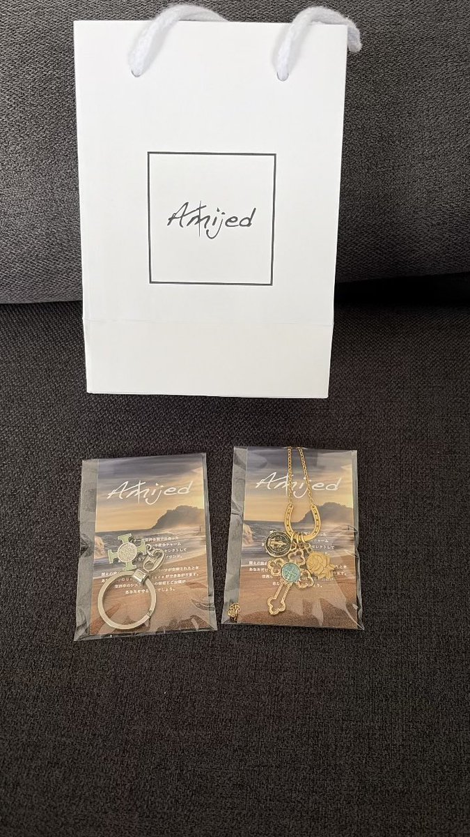 AromaDdon's tweet photo. 世界の教会とかで集めてきたチャームを選んでアクセサリーとかキーホルダーにしてくれる天才的なブランドと出会った！
身につけると強くなれそう https://t.co/YnnmzRBbLu
