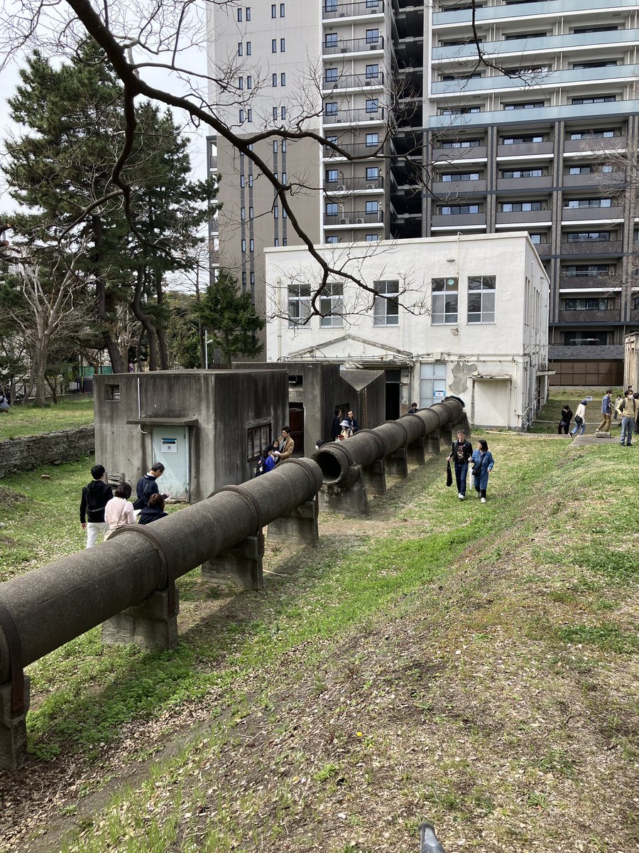 kotakemol04's tweet photo. 何とか観に来れた加賀公園、史跡公園予定地の一般公開。前回の射垜は埋まっていて観れないけれど、今回は建物に入れる！素晴らしいー
石神井川対岸の理研の方も入れるみたい^ ^ https://t.co/jBvzJ5TmV4