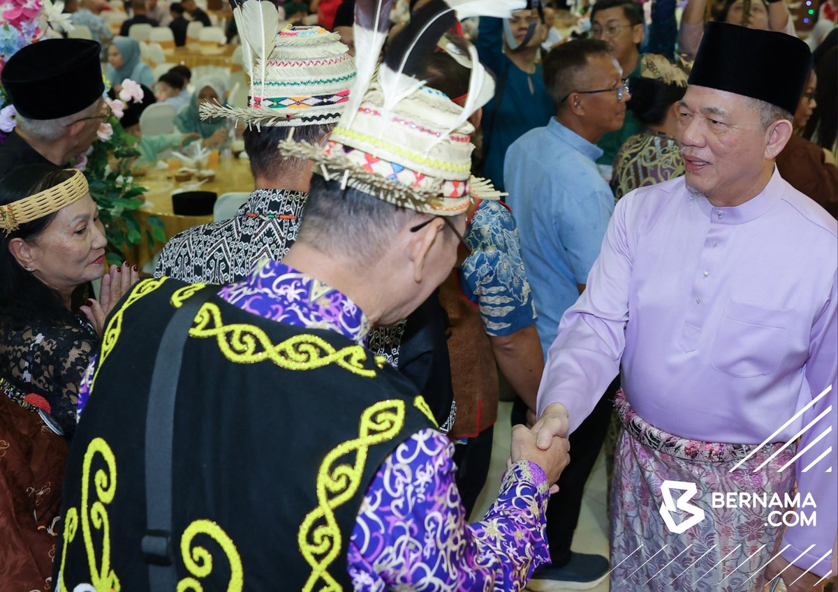 Bernama_Radio's tweet image. #Kuching #Sarawak  Timbalan Perdana Menteri Datuk Amar Fadillah Yusof bersalaman dengan para tetamu pada Majlis Ramah Mesra Rakyat anjuran Gabungan Penghulu dan Ketua Masyarakat Petra Jaya, hari ini.  

📸Rushdan Manan | BERNAMA