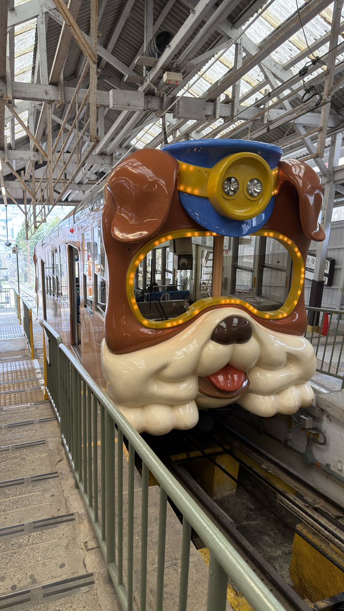 thanks42's tweet photo. なんやこの電車… https://t.co/8GgHXLn72u