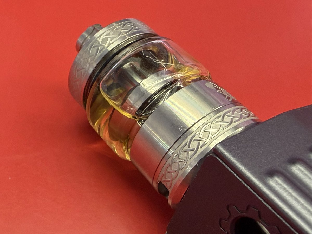 CTHRAG_YASKA's tweet photo. おは、#vape!
#SunBox2.0に #DeadRabbit_R_TANK を乗せると、面一にならなかったり、バッテリーキャップが取れない。
なので、ゴソゴソ探して、#EHPRO #COLDSTEEL 100 MODを発掘しましたよ!٩( 'ω' )و
あ!光る変なのが付いてるけど、なんかいい感じじゃん?
あれ、でもこいつ、Micro USBだ…… https://t.co/cBOHNVqc5S