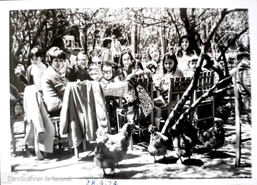 TOPRAK_2_'s tweet photo. PAPAZIN BAĞI'nın Hikayesi;..
Ahmet Efendi’nin eşi Şaziye Hanım bağ evinde çamaşır yıkamaktadır. Her çamaşır gününde bağ evinde, çamaşırların kaynatıldığı açık ateşte gözleme yapılır ve çay demlenir, camaşır gününün yorgunluğu atılmaya çalışılırmış. İşte böylesi bir günde meraklı bir ODTÜ’lü öğrenci ‘(ki bilirsiniz genellikle hep meraklıdırlar) çamaşır yıkayan Şaziye Hanım’ı görür ve bağ evini görmek için izin ister. Şaziye Hanım öğrenciye izin verir ve ardından da yaptığı gözleme ve çayı ikram eder. Öğrenci ısrarla ücret ödemek ister. Şaziye Hanım da ısrarla reddeder. Sonunda öğrenci gelecek hafta sonu arkadaşlarıyla buraya gelmek istediğini söyler. Tek koşul ise Şaziye Hanım’ın bu kez ikramlar karşısında ücret almasıdır. Nitekim öyle de olur… Giderek artan yoksulluk içinde misafir grubunun bıraktığı para oldukça işe yarar niteliktedir. Böylece Şaziye Hanım bu işi sürekli yaparak aileye ekonomik destek sunmaya karar verir. Bağ evinin bugünkü işlevine kavuşmasının öyküsü de, işte böylesi ilginç bir öyküdür. Yıl 1963’tür. Papazınbağı adı sonradan çıkar… Bu bölgede geçmişte Hıristiyan nüfus yaşadığı ve alanın çok yakınında kilise olduğu için, bag işletmeye açıldıktan ve çok rağbet görmeye başladıktan sonra, bazı rakipleri, “oraya gitmeyin orası papazınbağı” diye bir söylenti yaymaya başlarlar. Bu söylenti amacına ulaşmaz. Halk burayı çok sever ve vazgeçmez. Ama adı halk arasında Papazınbağı olarak bilinmeye ve bu adla sevilmeye başlanır. Aile bağ evini satmamakta direnir… Zamanla bağevi kentin rantı en yüksek alanında, adeta yalıtılmış, dokunulmamış, gizli bir cennet bahçesi olarak kalır. Beton cehennemi içinde doğal bir cennet… İşte o zaman beton ve para ile doğa ve insan sevgisi, karşılıklı sert bir mücadeleye girer. Papazın bağına çok güçlü talipler çıkar. Aileye büyük paralar teklif edildiği gibi sıklıkla aba altından sopa da gösterilir. Ama aile direnir. Bu güzel cennet bahçesini betona teslim etmek istemez. 1994 yılında ise “Tabiat Varlıklarını Koruma Kurulu”na başvurarak Papazınbağı’nı 1. dereceden doğal sit alanı ilan edilmesini sağlarlar. Papazınbağı kurtulmuştur. Ankara için çok teşekkürler Kuloğlu ailesi…Girişte kuş sesleri, horoz sesleri ve küçük bir derenin huzur veren şırıltısı karşılar sizi. Papazınbağı’nda doğa sesinden başka hiç bir mekanik ses duyamazsınız. Yalnızca doğanın o eşsiz melodisi. Asırlık çam, çınar, dut, Ankara armudu, Ankara ayvası, üvez, ceviz ve muşmula ağaçlarıyla süslenmiş 14 bin m2’lik küçük bir cennet adacığı burası… Üstelik de tam şehrin göbeğinde……