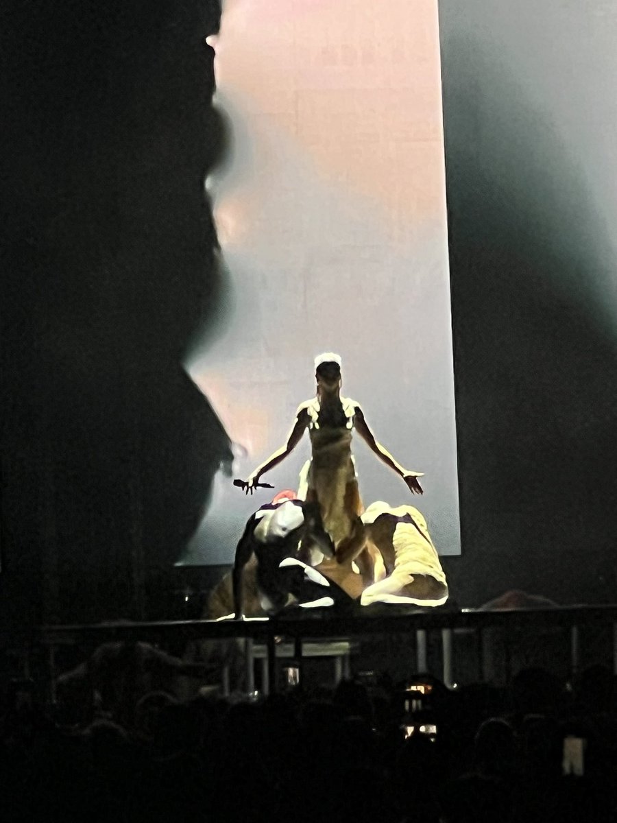 theheartcreates's tweet photo. Over a decade of stanning @FKAtwigs and I finally saw her live. A true multidisciplinary artist https://t.co/lSQdiROnEC