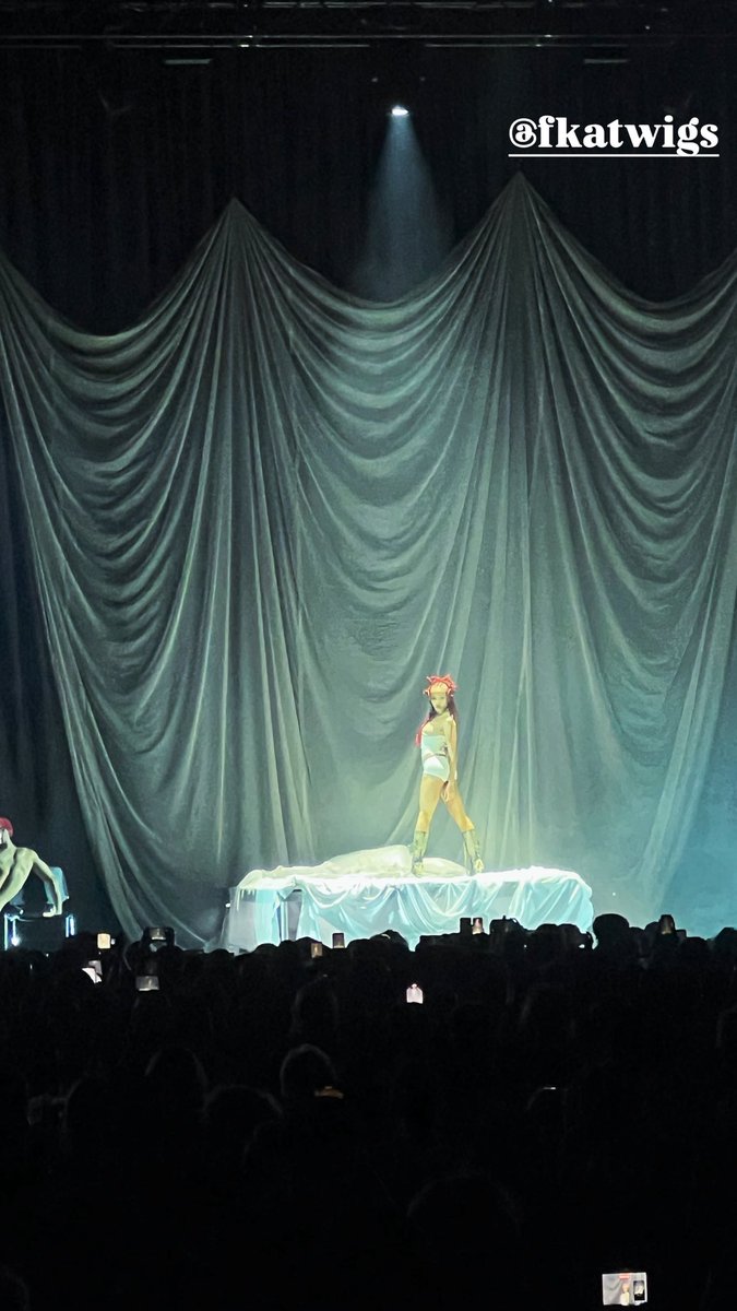 theheartcreates's tweet photo. Over a decade of stanning @FKAtwigs and I finally saw her live. A true multidisciplinary artist https://t.co/lSQdiROnEC