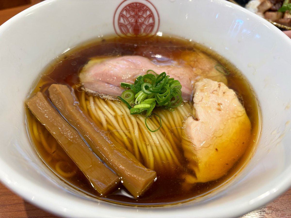 sumin_1036's tweet photo. 鶏醤油らぁ麺 https://t.co/bnfXFF6Cbe