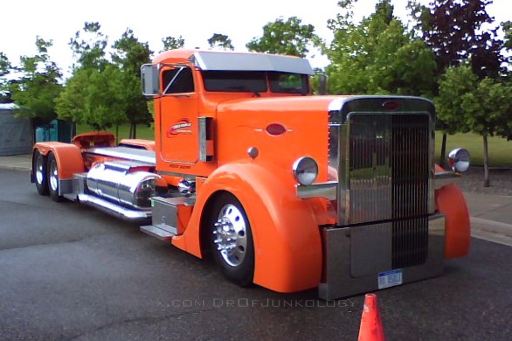 DrOfJunkology's tweet photo. 1995 @PeterbiltMotors 379 "Rock Bottom"
Owner: @ReliableCarrier 
Walter P. Chrysler Museum, Auburn Hills, MI 2008

Built by Jim Raines, owner of S &amp; J Truck Sales in Fort Wayne, IN for the 2007 Big Rig Build-Off contest at the Mid-America Trucking Show.

It won 1st place. https://t.co/AqEJ9i0WzA