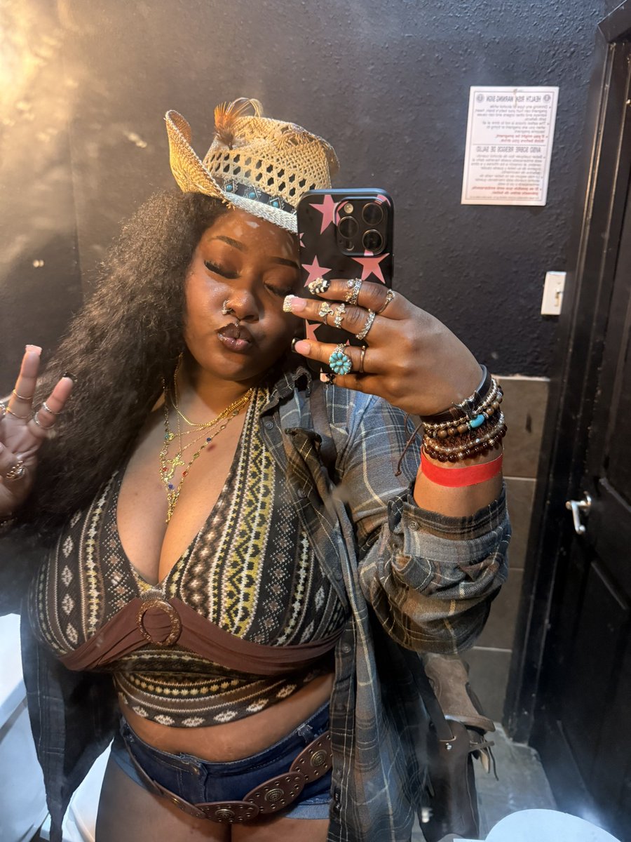 𐌋ል𐌃ሃ ኡ💋 tweet media