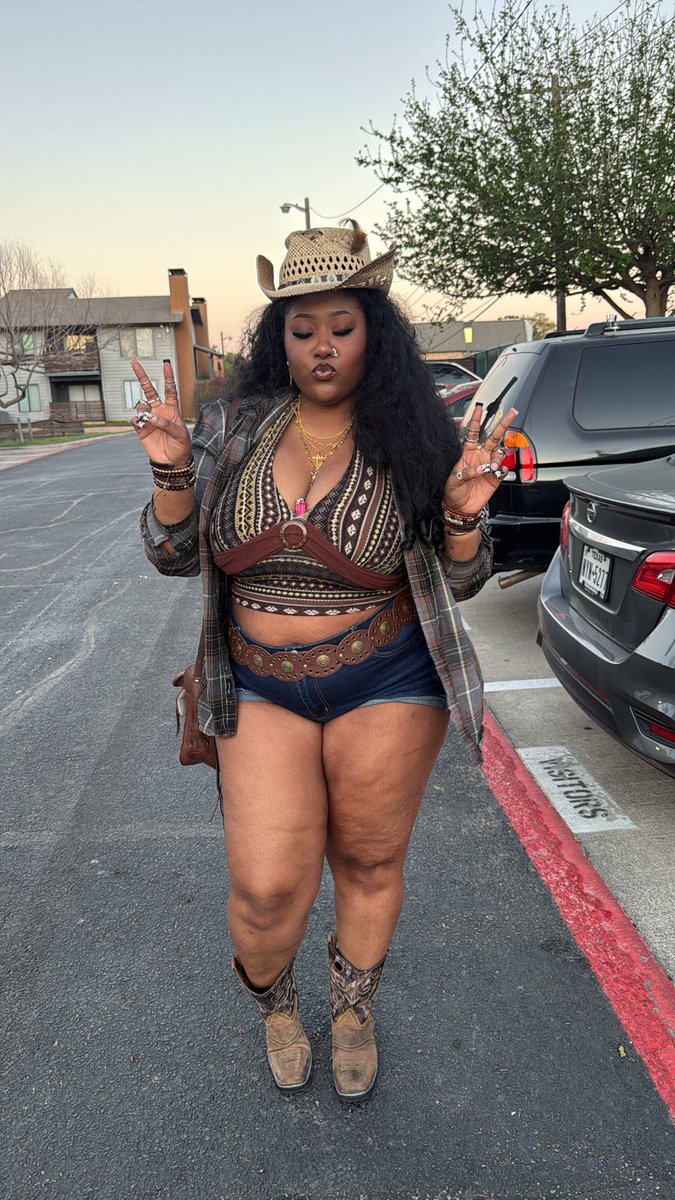 𐌋ል𐌃ሃ ኡ💋 tweet media