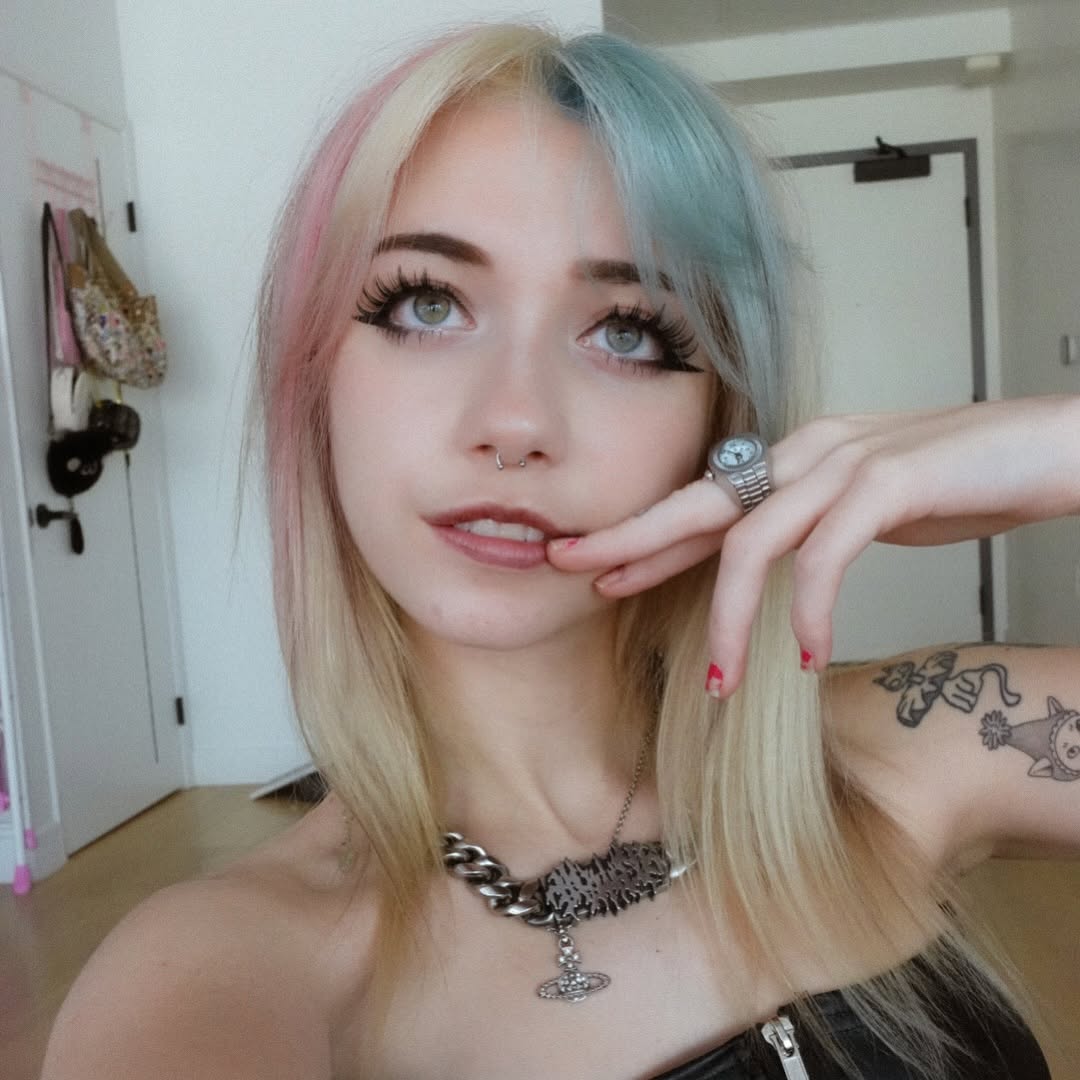 iluvmeww885's tweet photo. so obsessed with my hair rn 😩 forgot how much I missed having blue in my hair https://t.co/9JUIhkhYY3