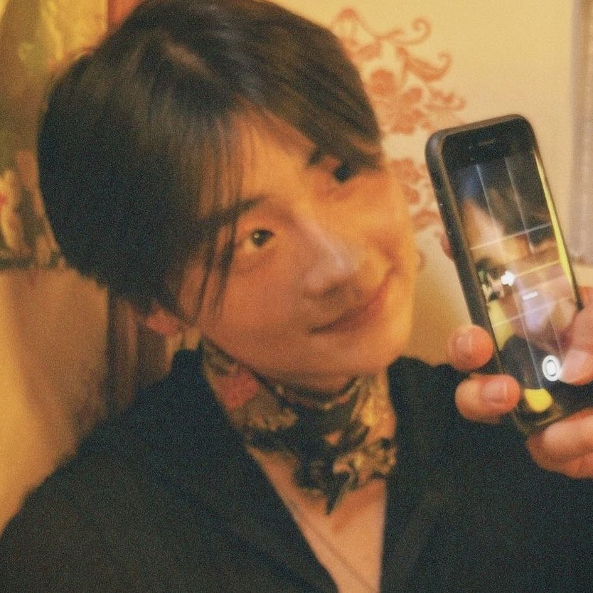 sangwonexe's tweet photo. sangwon is such peak babygirl even his own friends treat him like their babygirl https://t.co/ybKCpnVbv7